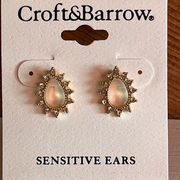 NWT Croft & Barrow Hypoallergenic Gold Pave’ Crystal Stud Earrings - Picture 1 of 2